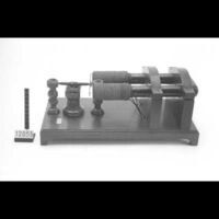 Voorwerpen\12000\12055.jpg; V12055; Model elektromagnetische machine; Model elektro-magnetische machineModel electromagnetic machine